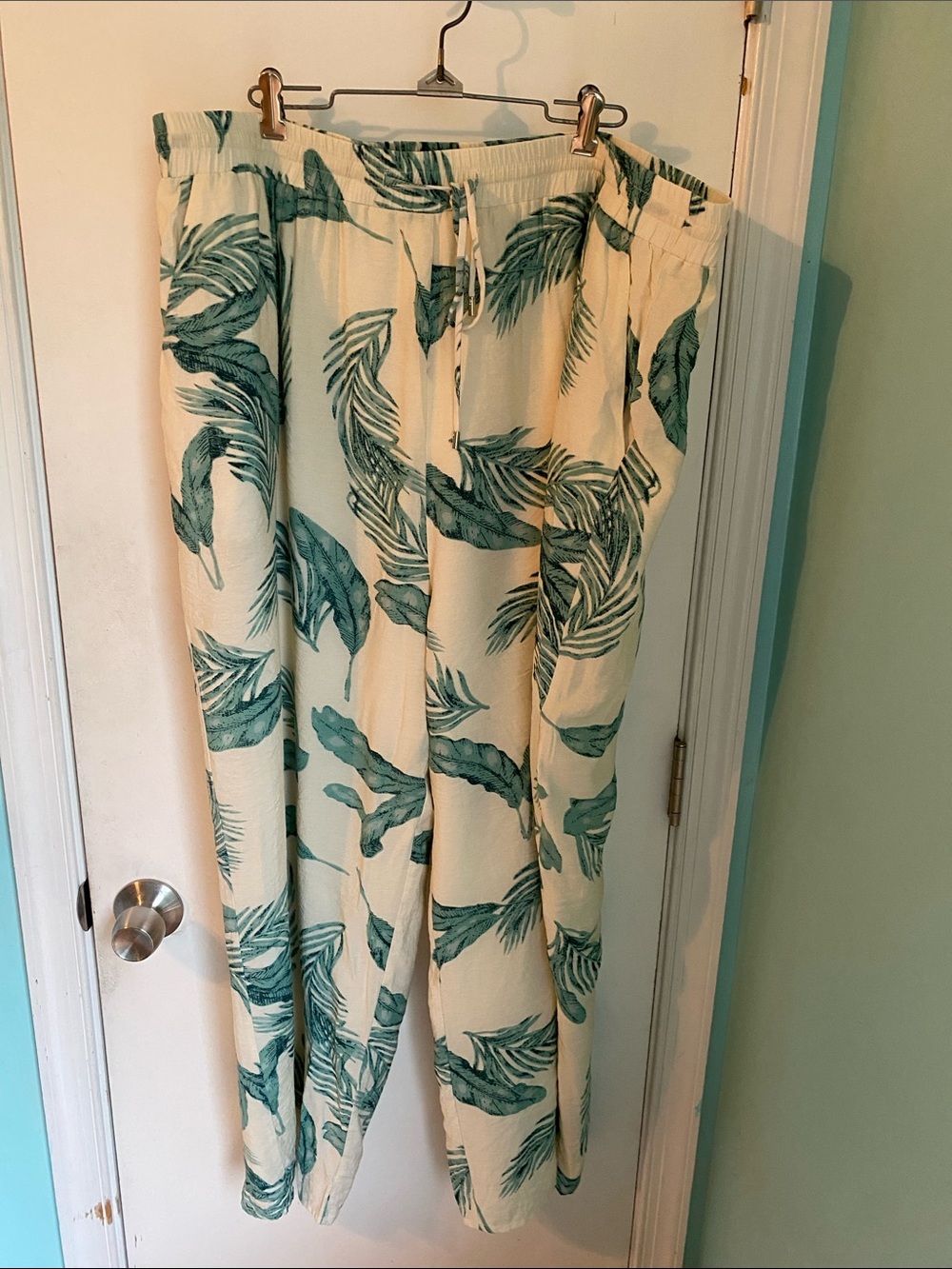 Skies are Blue Wide-Leg Pants with Tropical Leaf Print